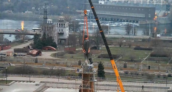 Демонтаж Ленина в Запорожье продолжается