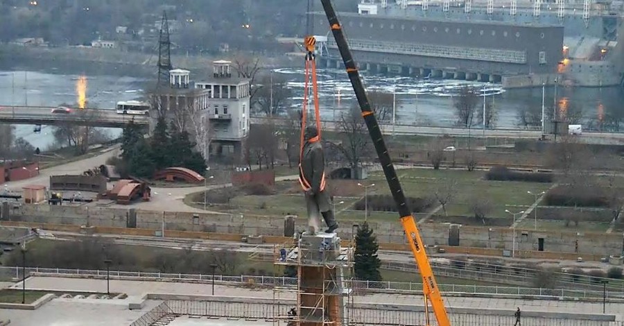 Демонтаж Ленина в Запорожье продолжается