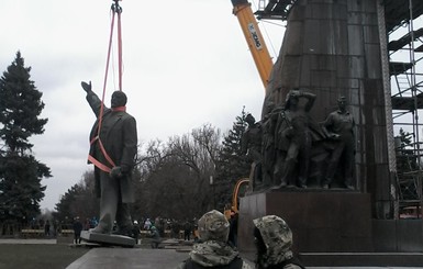 Ленин в Запорожье пал!