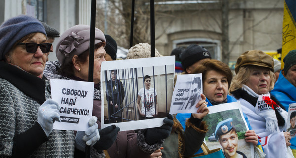 Усиленная охрана и стихи для Савченко: в Харькове пикет в поддержку летчицы