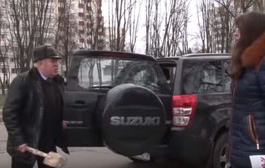 В Минске мужчина пригрозил участникам акции за Савченко лопатой 