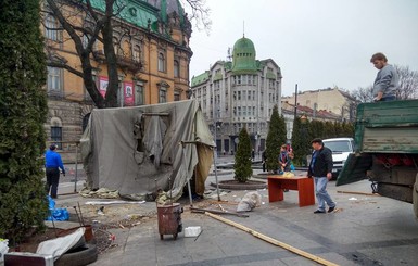 Львовяне простились с последним символом Майдана