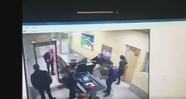 Видео, как угонщик самолета с бомбой проходил проверку безопасности