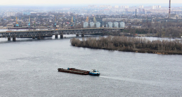 В Днепропетровске грузовая баржа 