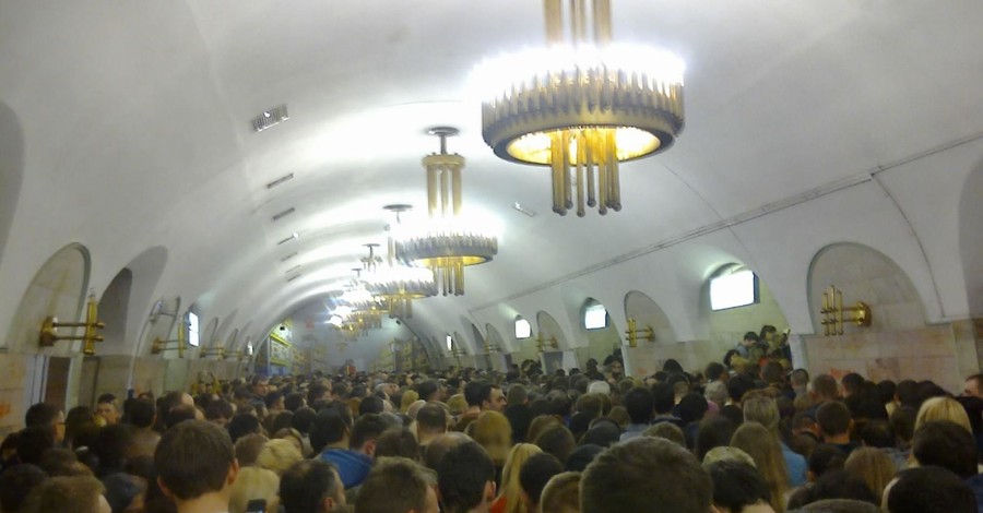 Движение в Киеве остановлено: на дорогах пробки, в метро ищут взрывчатки