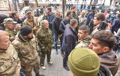 В Одессе активисты заблокировали прокуратуру, а потом сами же пытались ее открыть