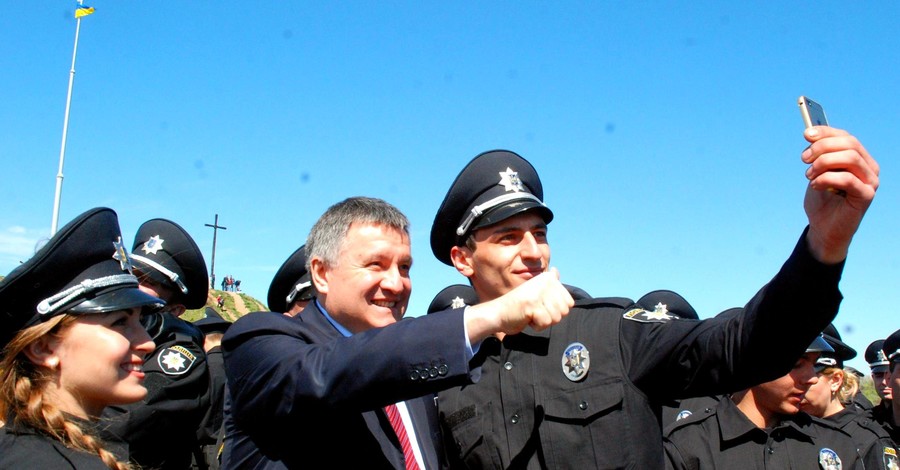 Первый день новой полиции в Запорожье: селфи и ночные дежурства