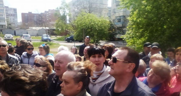 В Мариуполе люди вышли на митинг против переименования проспекта в честь Героев АТО 