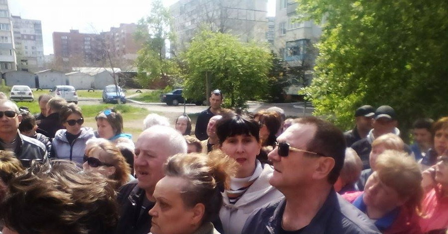 В Мариуполе люди вышли на митинг против переименования проспекта в честь Героев АТО 