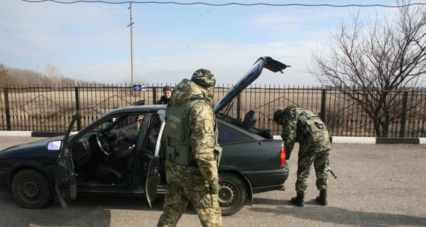 На КПП в Донбассе снова образовались огромные очереди