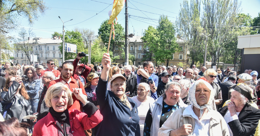 На Куликовом поле в Одессе около 300 человек распевают советские песни