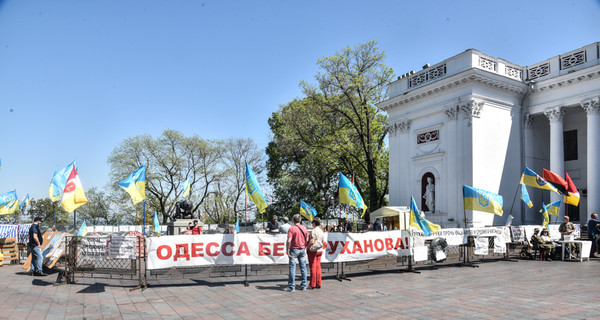 Акции запретили, но майдан против Труханова остается в центре Одессы