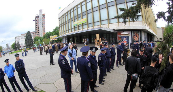 В Днепропетровске коммунисты угрожали 