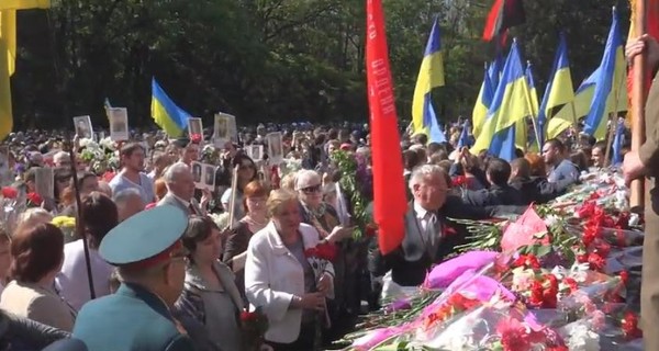 В Харькове на Мемориале Славы подрались из-за георгиевских ленточек