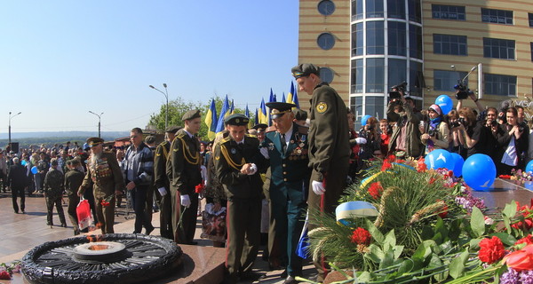 Как проходит 9 мая в Украине: повышенные меры безопасности и драки из-за красных флагов