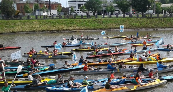 В центре Харькова байдарочники установили рекордный сплав