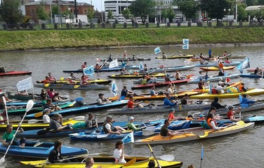 В центре Харькова байдарочники установили рекордный сплав