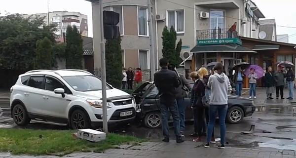 В Каменце-Подольском полицейские попали в аварию с участием пяти машин