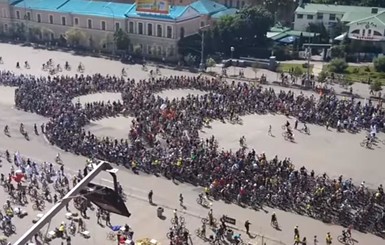 Харьковские велосипедисты выстроились в живой символ города