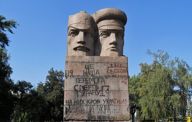 В Киеве с четвертой попытки снесли памятник чекистам