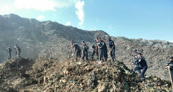 Опубликованы фото оползня на свалке под Львовом