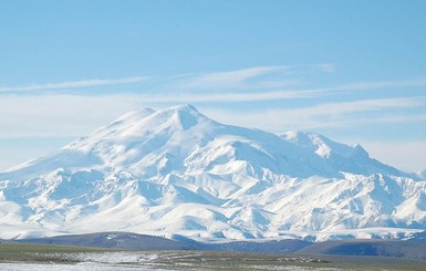 На Эльбрусе спасают одесского альпиниста