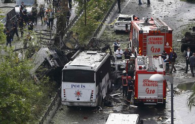 Опубликованы фото с места мощного взрыва в Стамбуле