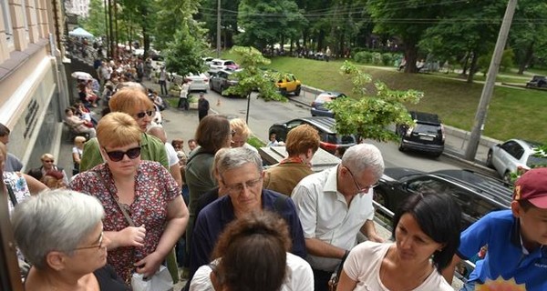 Киевляне часами стоят в очереди, чтобы увидеть украденные картины