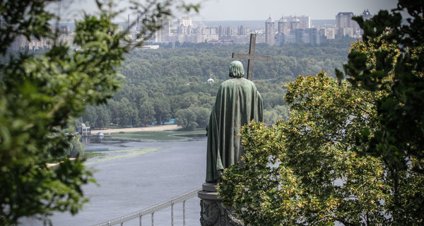 На Оболони чиновники пытаются уничтожить историческую реку Почайна, в которой крестили Киевскую Русь