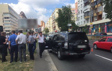 В Киеве мотоциклисты на ходу расстреляли автомобиль