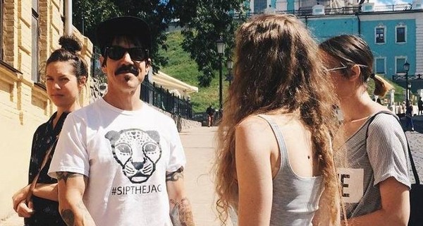 Red Hot Chili Peppers прогулялись по Андреевскому спуску и сыграли на бандуре