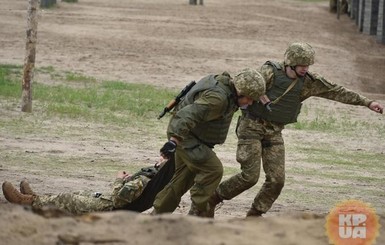 В Донбассе погиб украинский военный, еще шесть человек ранены