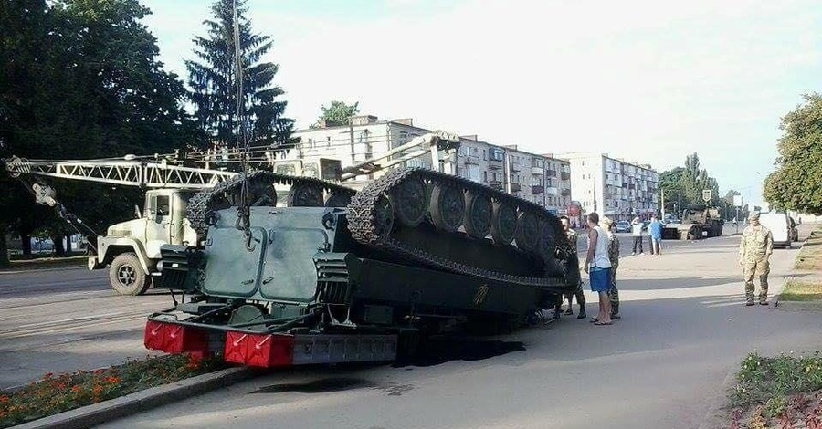 В Конотопе посреди дороги перевернулся зенитно-ракетный комплекс