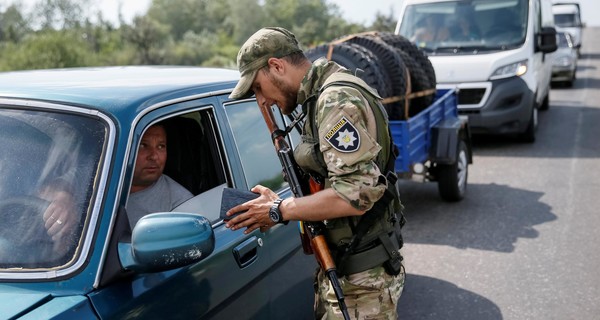 На блокпостах зоны АТО запретили проезд микроавтобусов