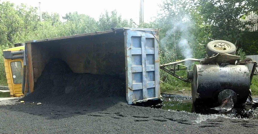 В Луганской области в результате аварии на девочку перевернулась цистерна со смолой