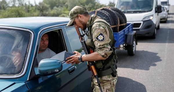 На блокпостах из-за жары люди теряют сознание и страдают от обезвоживания