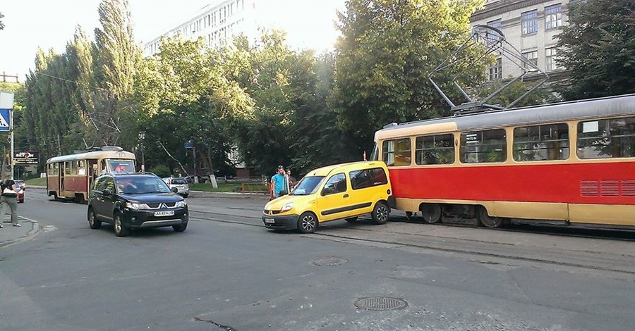 В Киеве трамвай столкнулся с легковушкой