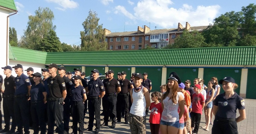 Ровенские полицейские будят горожан громким исполнением гимна