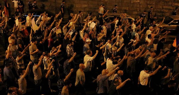 В Ереване прошел митинг оппозиции в поддержку группировки, которая захватила полицию 