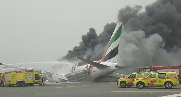 Как горел самолет Emirates в аэропорту Дубая