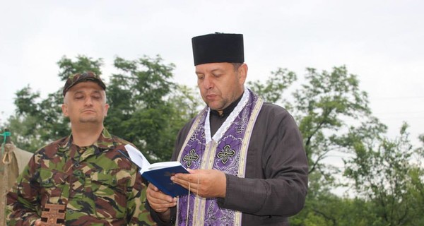 Батюшка в поле гранату нашел...