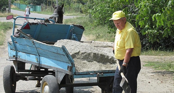 80-летний пенсионер сам отремонтировал улицу