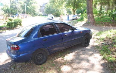 В Каменском полицейские припарковали авто на тротуаре и пошли на обед