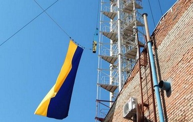 В Запорожской области флаг Украины подняли на рекордную высоту