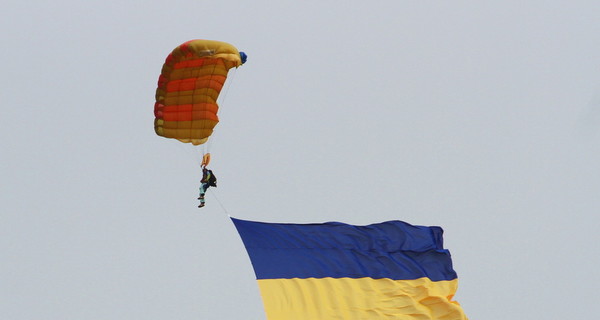 В Днепре парашютисты спустили с неба самый большой флаг Украины