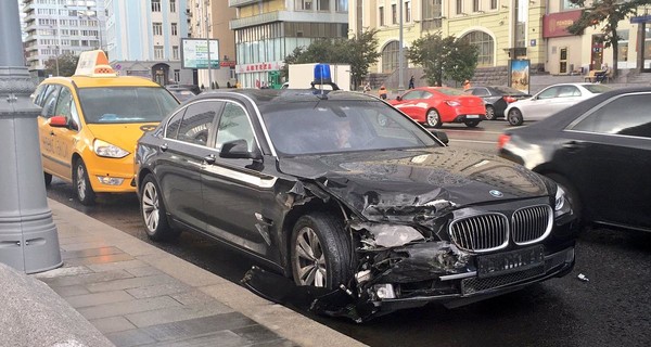 В Москве попала в аварию машина помощника Путина Владислава Суркова