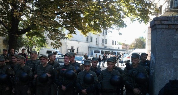 Под посольством РФ в Киеве активист напал на копа