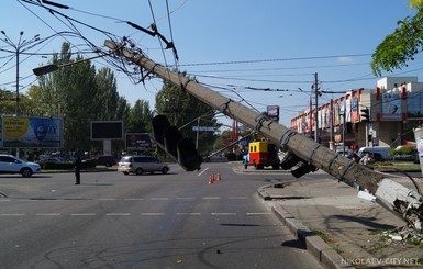 В Николаеве рухнувший столб едва не раздавил автомобили