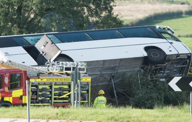 В Великобритании перевернулся автобус с футбольными фанатами, один человек погиб