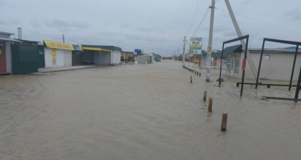 Шторм на Азовском побережье: Кирилловка по колено в воде